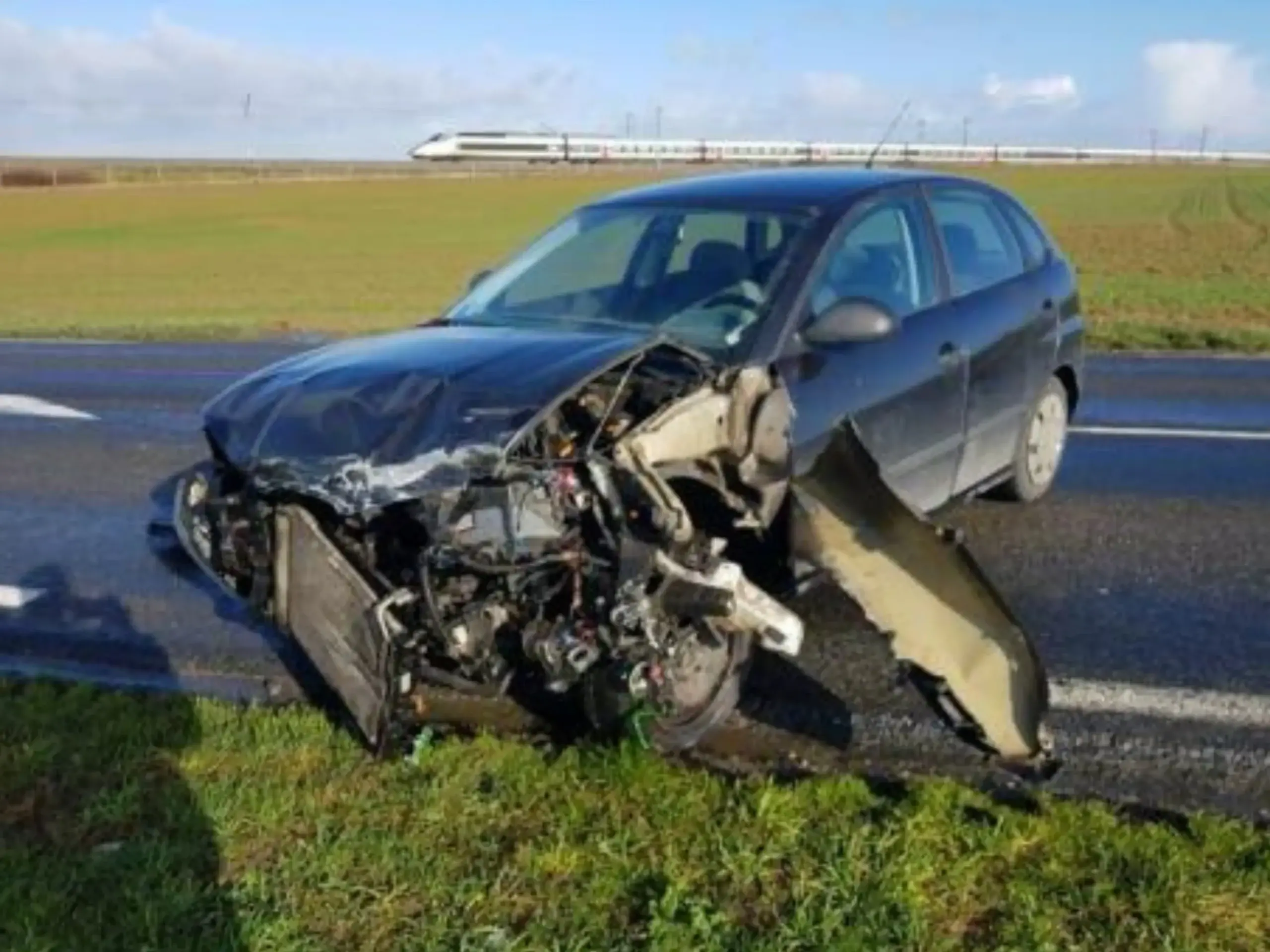 Voiture accidentée frontalement — moteur apparent, prise en charge épaviste 77