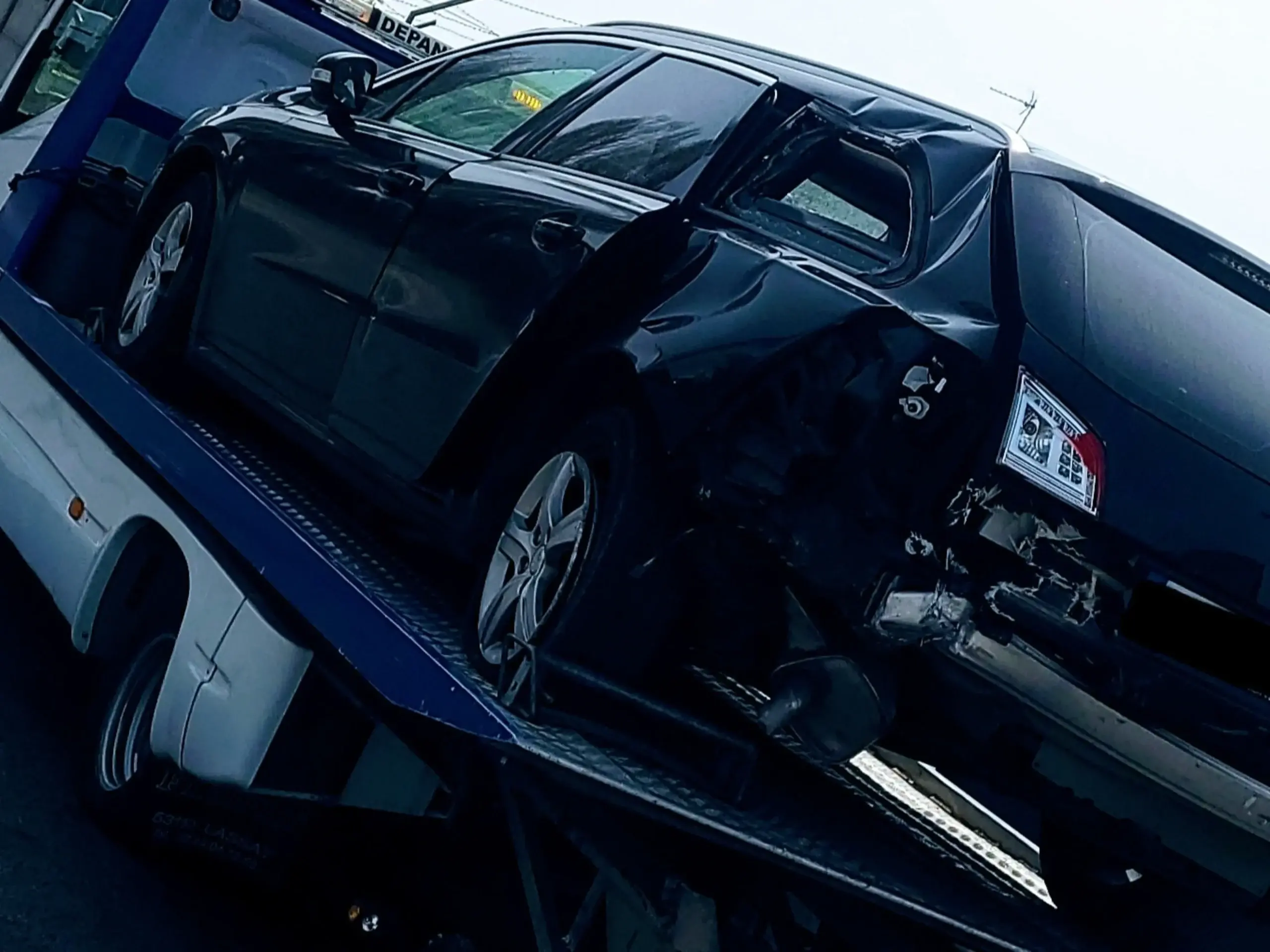 Peugeot noire accidentée sur plateau — enlèvement gratuit Seine-et-Marne