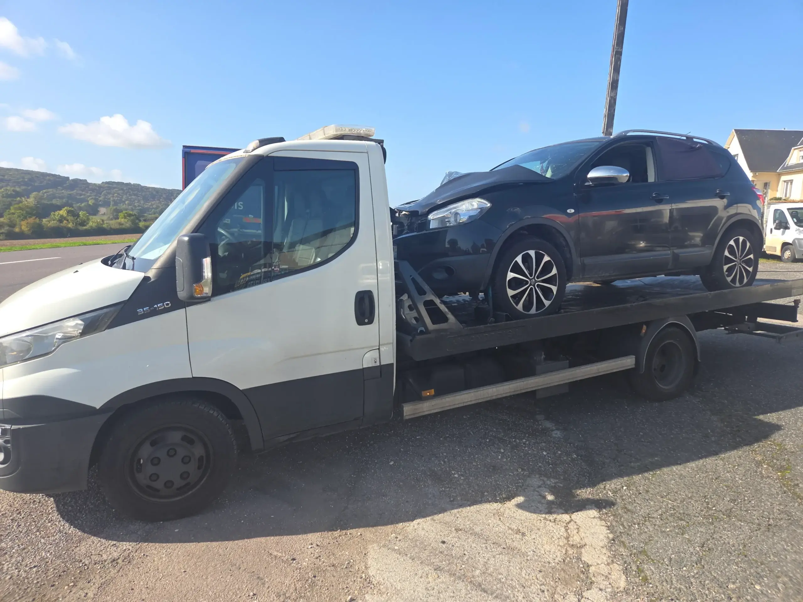 SUV accidenté avant écrasé sur plateau — centre VHU agréé 77