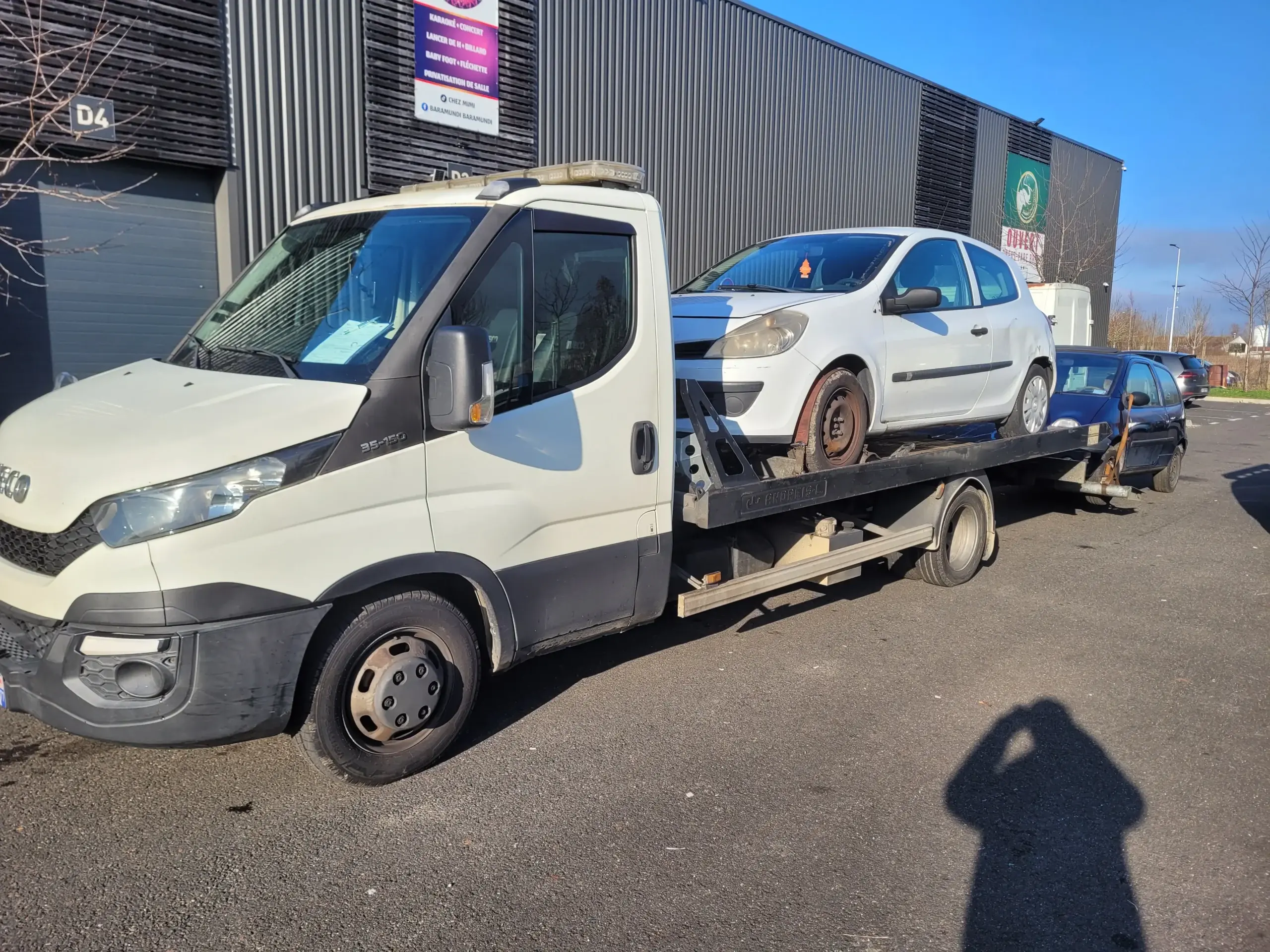 Deux voitures chargées sur plateau Iveco — mise à la casse Seine-et-Marne