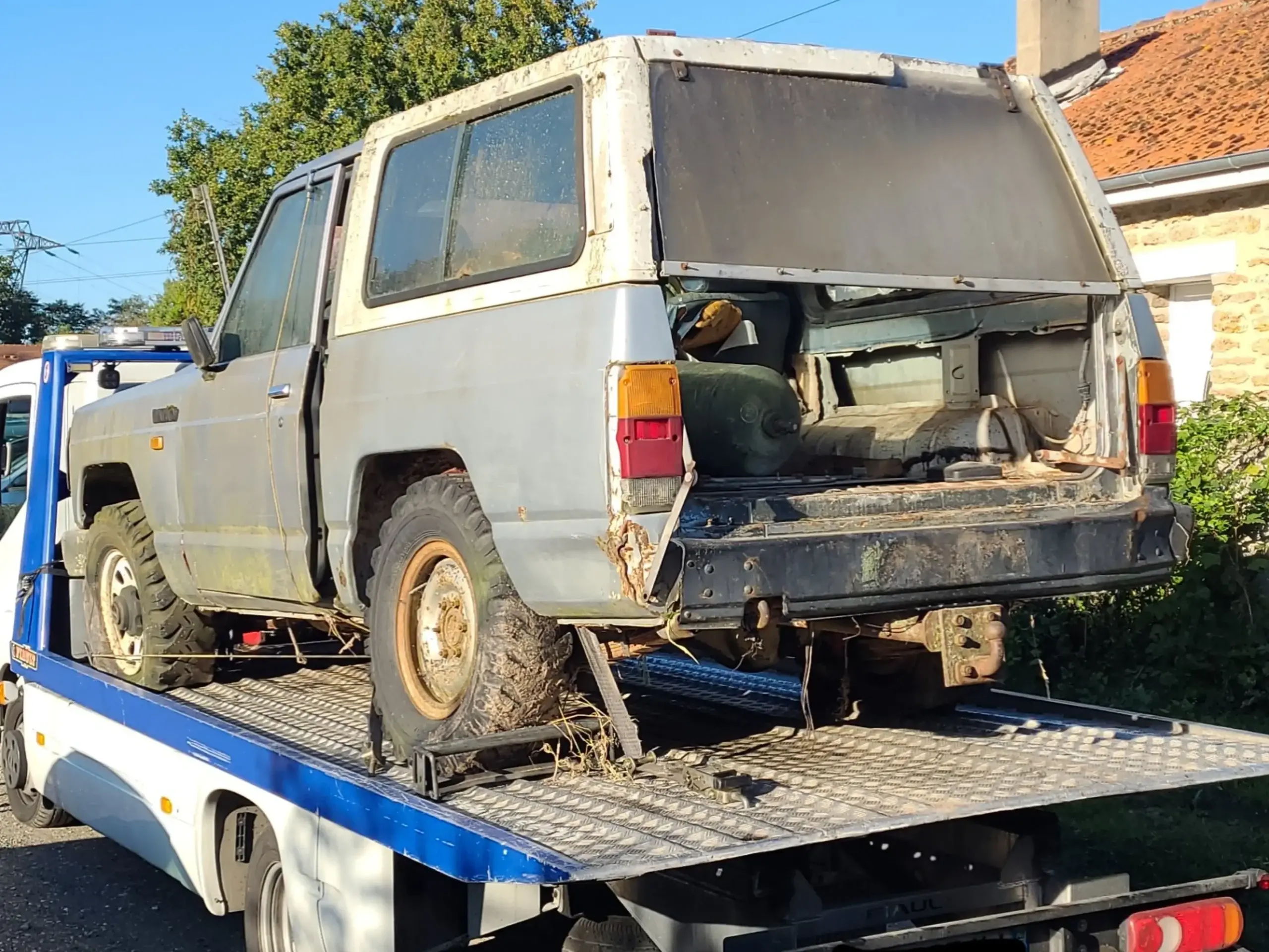 Vieux 4x4 rouillé enlevé pour destruction — casse automobile Seine-et-Marne