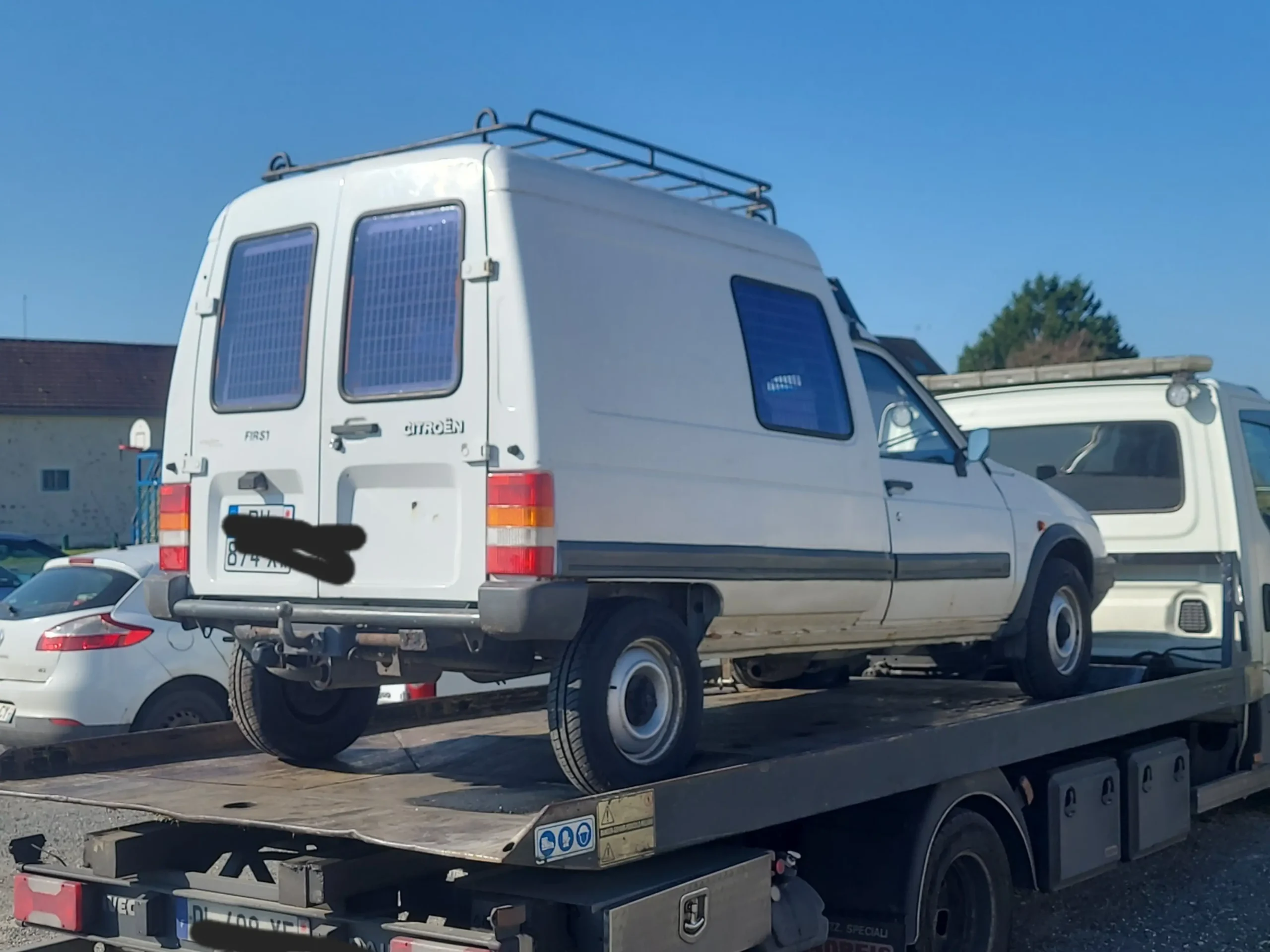 Citroën C15 utilitaire immobilisé sur plateau — enlèvement véhicule non roulant 77
