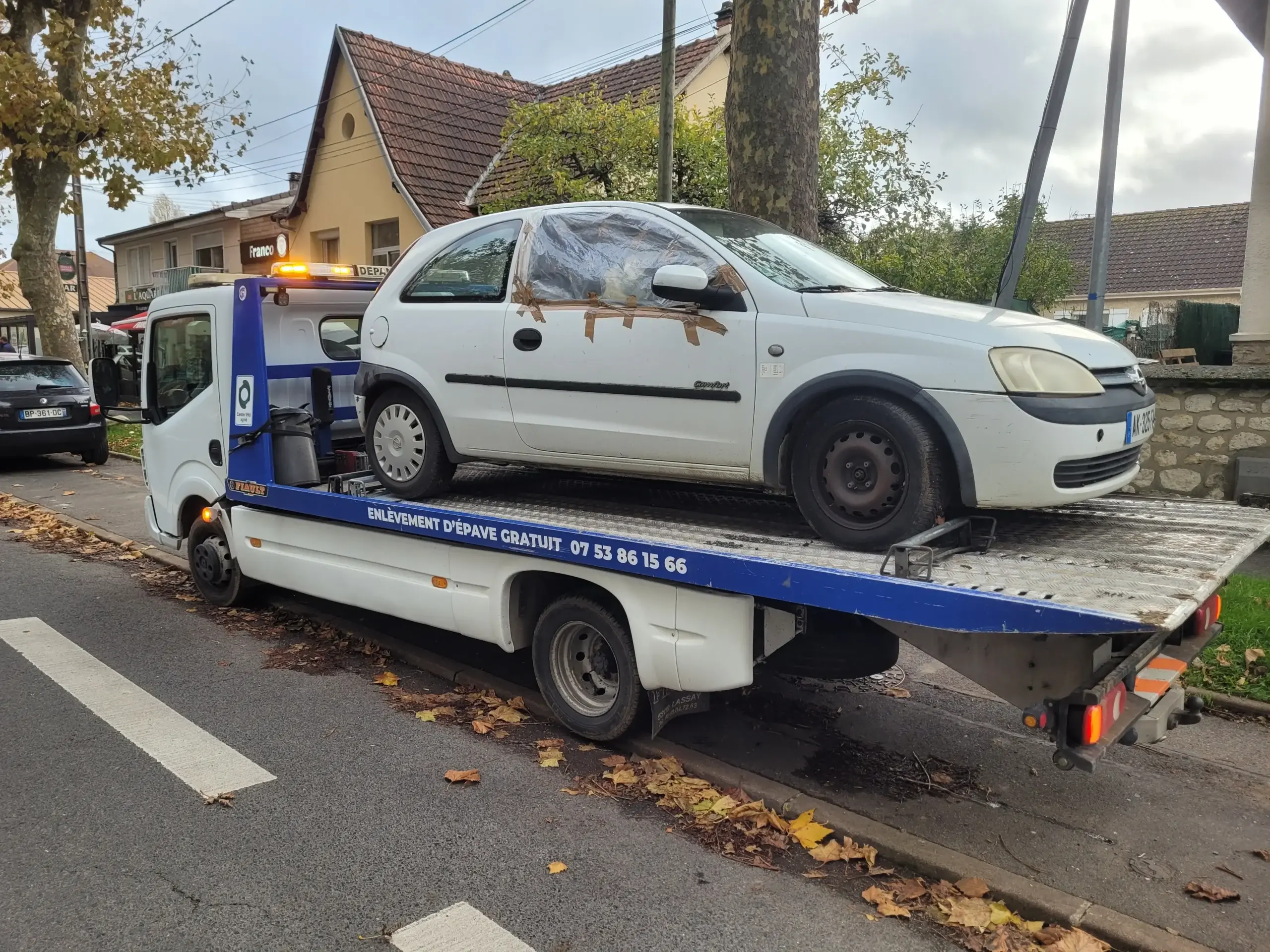 Opel Corsa immobilisée enlevée dans village 77 — camion plateau épave gratuit