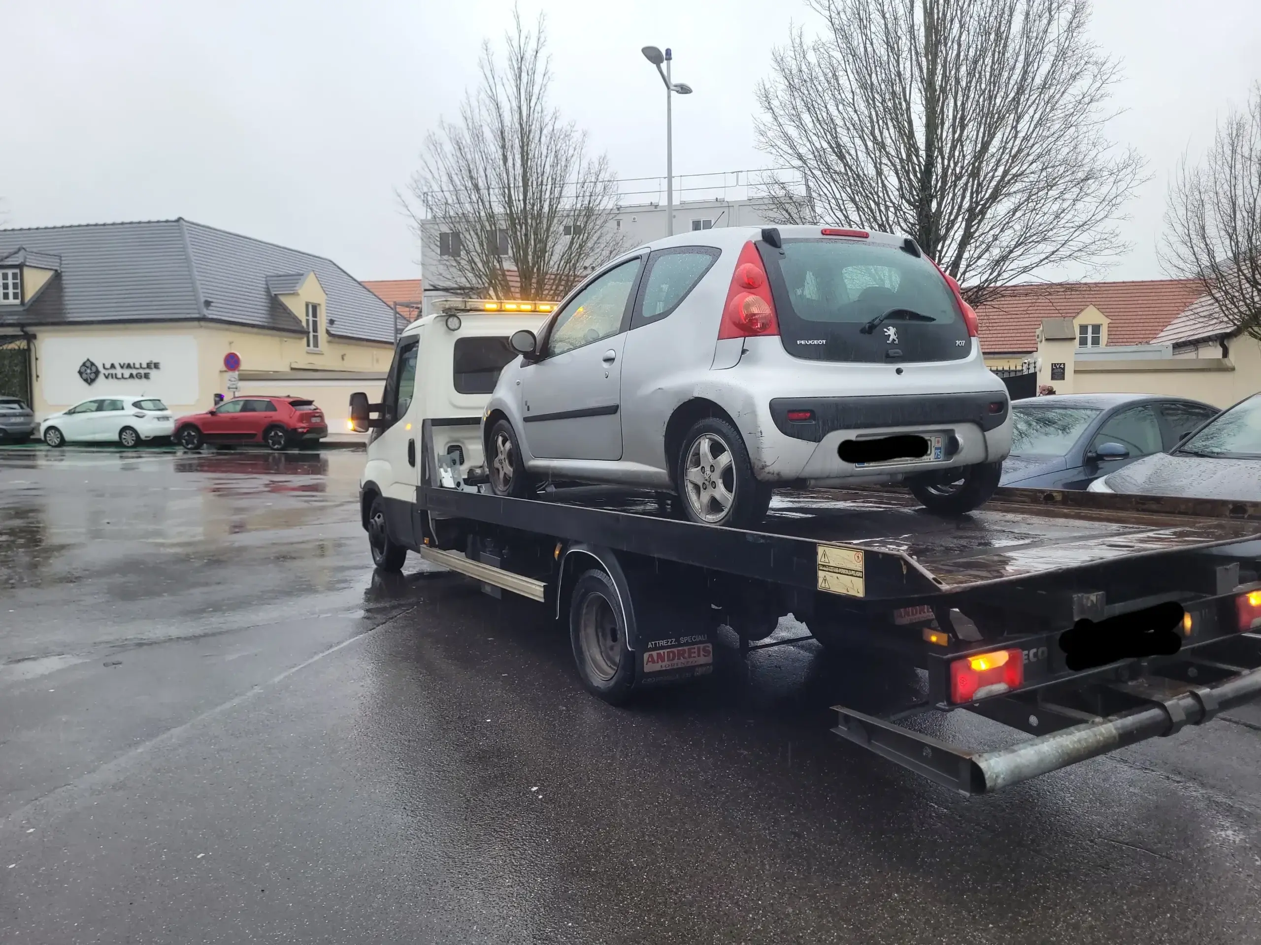 Peugeot 207 prise en charge au centre commercial — épaviste VHU 77