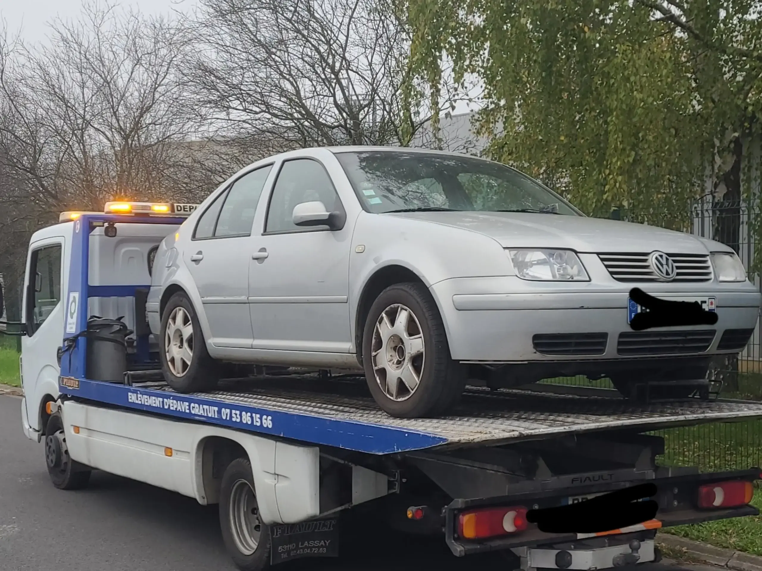 VW Jetta chargée sur plateau — enlèvement d'épave gratuit 07 53 86 15 66